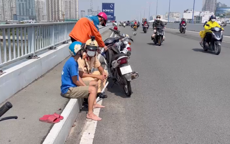 CSGT ngăn kịp nam thanh niên thất nghiệp định nhảy cầu Sài Gòn tự tử
