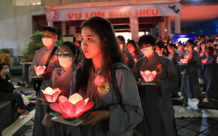 Sông Sài Gòn đêm Vu Lan tháng 7: Nhiều người bật khóc khi cài bông hồng trắng