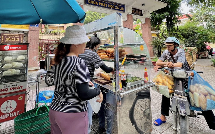 Nhỏ mê bánh mì Nha Trang, 10 năm ăn bánh mì Sài Gòn: Còn bạn, thích ăn loại nào?
