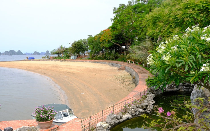 Cưỡng chế 5 khu nghỉ dưỡng trái phép trên vịnh Bái Tử Long
