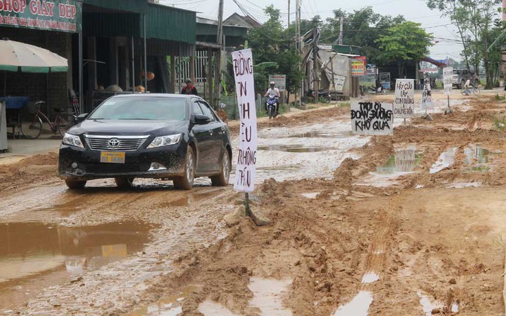 Đường lầy lội hơn ruộng, dân cắm biển kêu cứu