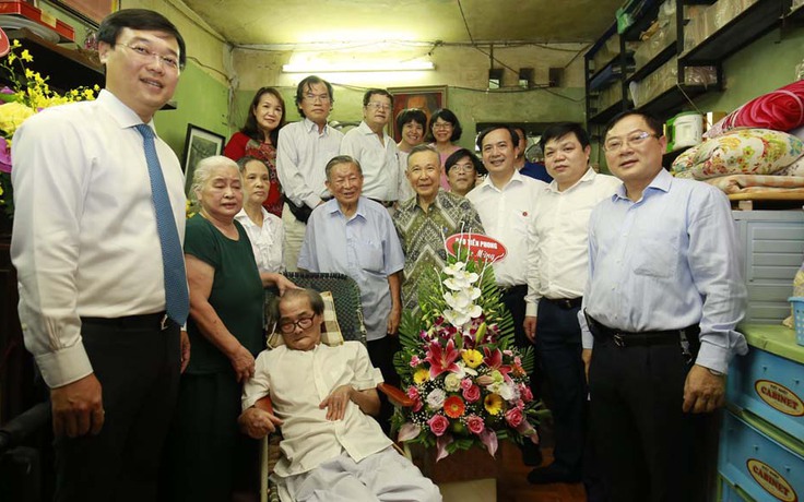Nhà văn Sơn Tùng mãn nguyện khi nhận Huy hiệu 70 năm tuổi Đảng ở tuổi 91