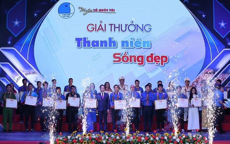 Trao giải thưởng Thanh niên sống đẹp cho cậu học trò 10 năm cõng bạn đến trường