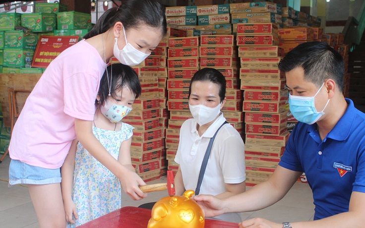Mẹ bé gái ở Bắc Giang đập lợn đất chống dịch: 'Nhìn bác sĩ, tôi xót xa lắm'