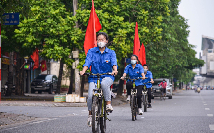 Hà Nội: Kéo loa thùng vào ngõ phố vừa tuyên truyền vừa 'tuần tra' phòng chống dịch