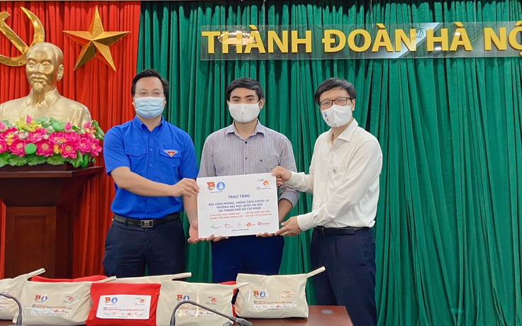 Gửi tặng tình nguyện viên Hà Nội vào Nam chống dịch 1.500 túi thuốc y tế