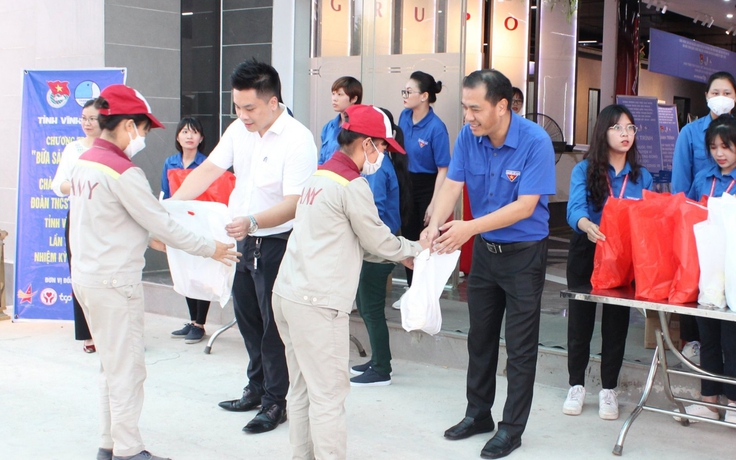 Vĩnh Phúc: Trao tặng 'Bữa sáng hạnh phúc' cho hàng trăm công nhân