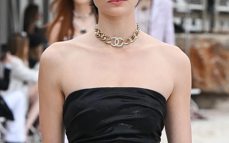 Kiểu tóc mái thưa phóng khoáng “nịnh” mặt được tôn vinh tại Chanel Cruise 2022 - 2023