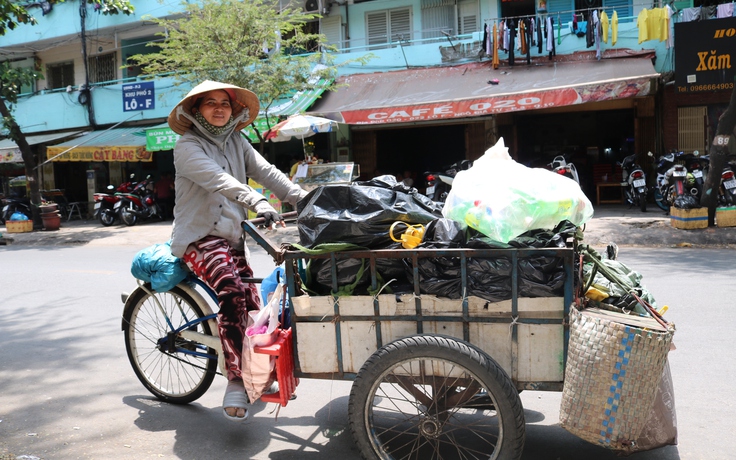 Xóm ve chai ở Sài Gòn: Ngày đạp trăm cây số, chia nhau 10.000 đồng rau