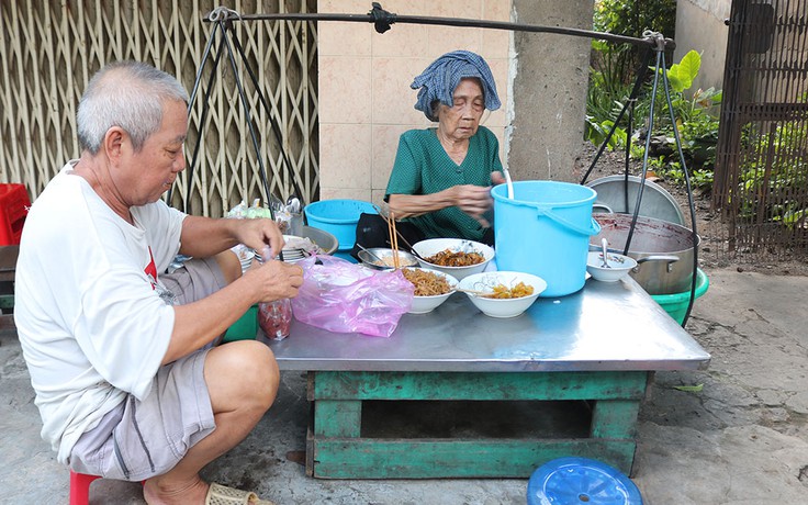 Dì Bảy bán cháo đậu Sài Gòn: 5.000 đồng cũng bán, bao người được no cái bụng
