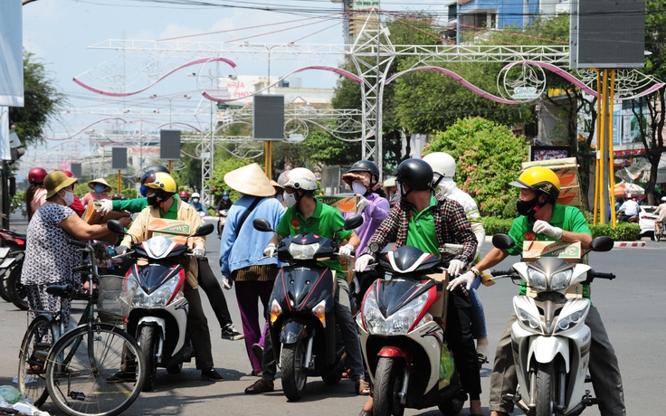 Dừng vé số phòng dịch Covid-19: Người miền Tây bỏ tiền túi tặng người bán dạo