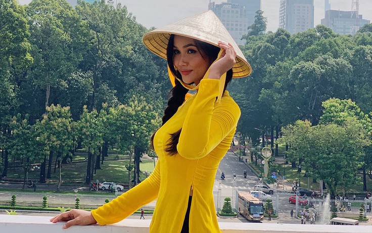 Hoa hậu cùng nhà thiết kế quảng bá du lịch Việt