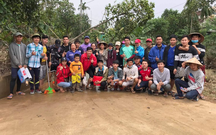 Sau lũ, sinh viên Lào xắn tay dọn dẹp giúp dân