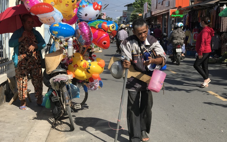 Vé số 'năm Covid': Ông lão mù với cây đàn 'độc nhất' bằng ván gỗ và phanh xe đạp