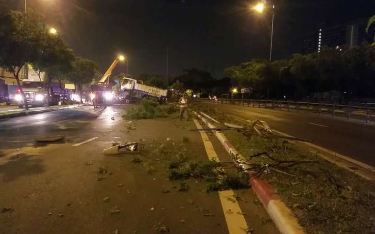 TP.HCM: Phong tỏa đại lộ Võ Văn Kiệt vì xe ben 'làm loạn' trên đường