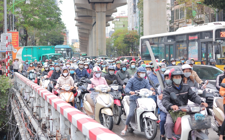Đường phố Hà Nội đông chật trở lại sau thời gian dài giãn cách xã hội