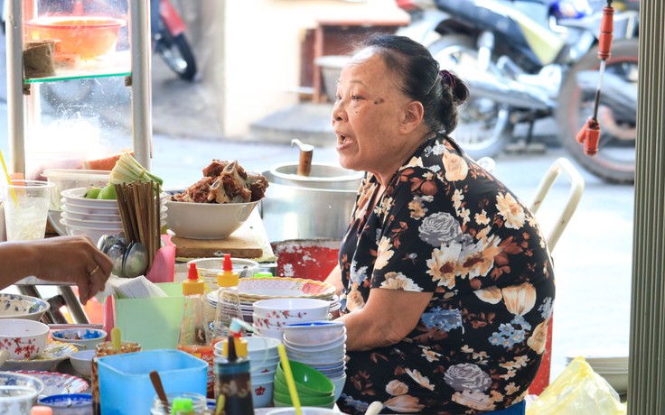 Ăn bún bò Huế đường 20 Thước, quán không dao kéo vì sợ giang hồ Sài Gòn