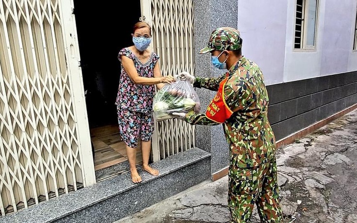 TP.HCM phòng chống Covid-19: Bộ đội giao đồ ăn tận nhà, người dân chúc các anh mạnh khỏe