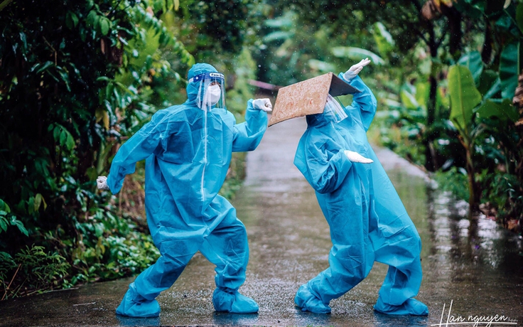 Hy vọng ‘xanh’ của nữ tình nguyện viên trong bộ ảnh nhảy múa dưới mưa giữa dịch