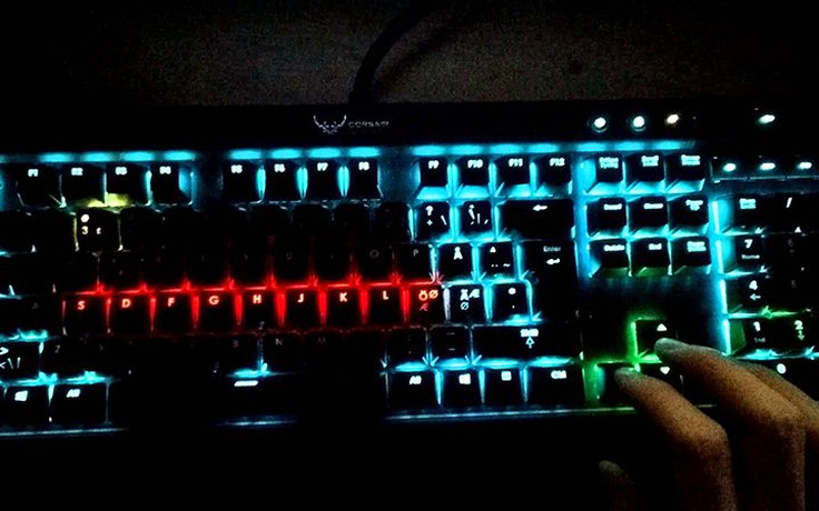 Tái hiện game 'Rắn săn mồi' kinh điển với bàn phím Corsair K70 RGB