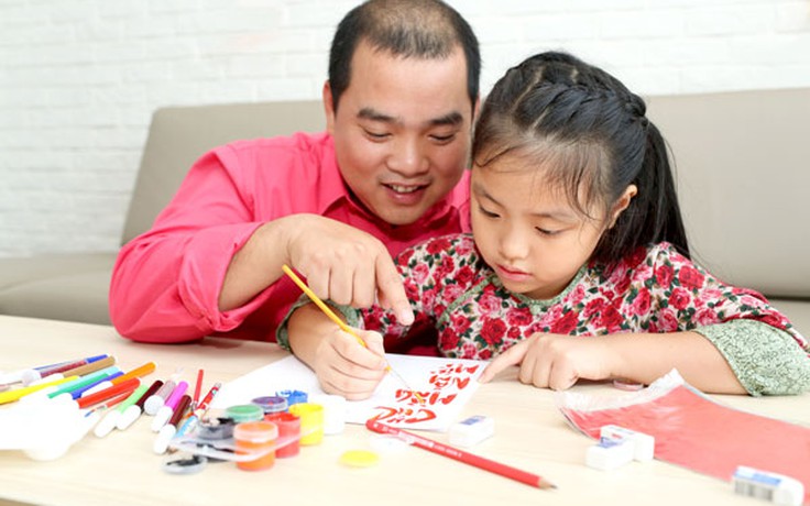 Nhạc sĩ Minh Khang dạy con gái làm thiệp tết
