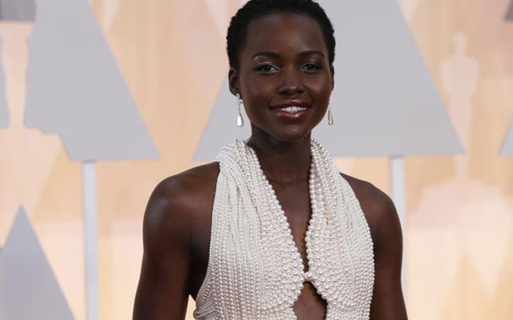 Ngọc trai trên váy Lupita Nyong’o mặc là hàng giả ?