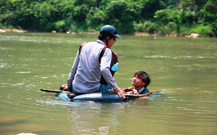 Vượt sông bằng… ruột xe