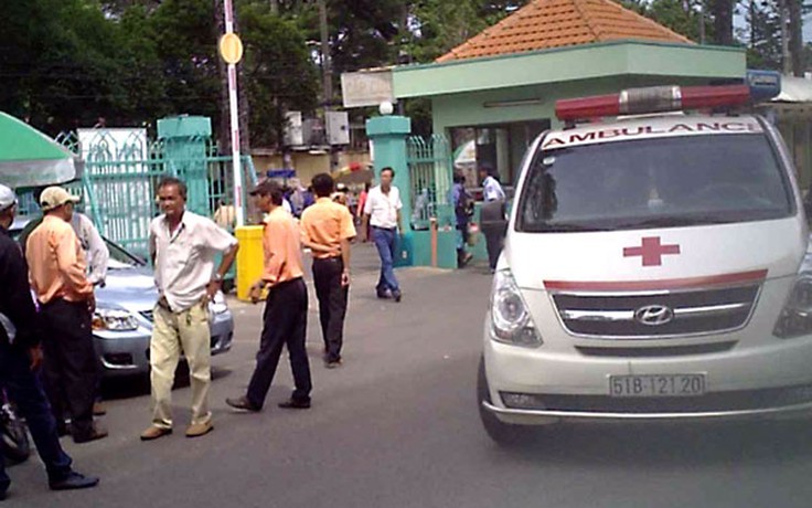 Bát nháo ở bệnh viện: Độc quyền xe cấp cứu
