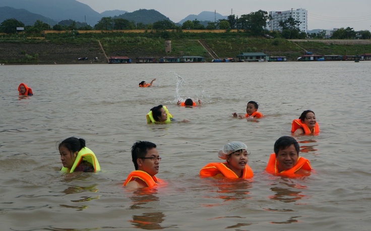 Bãi tắm sông Đà