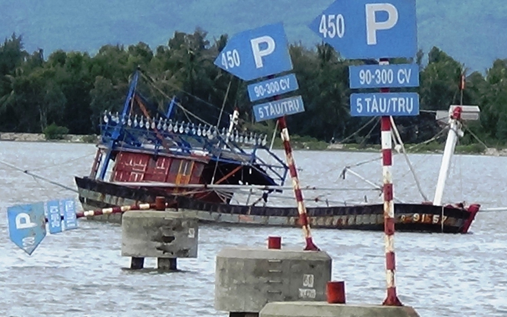 Ngư dân tâm bão méo mặt vì chìm tàu