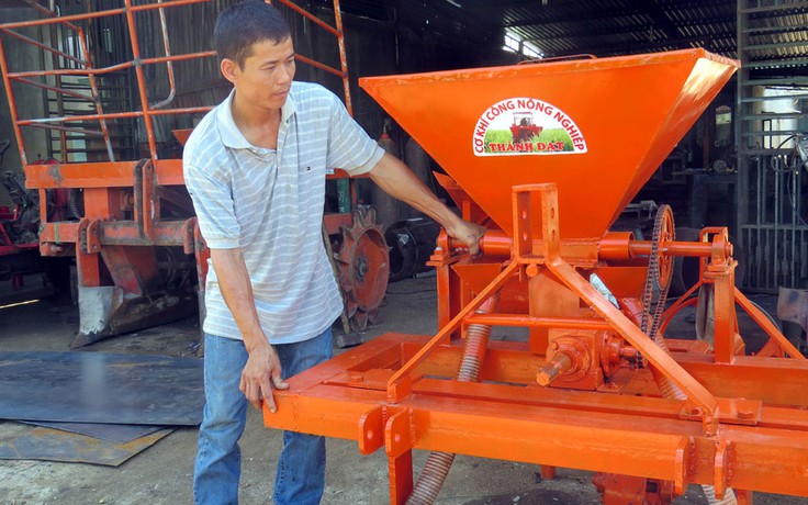 'Kỹ sư làng' chế tạo máy nông cụ