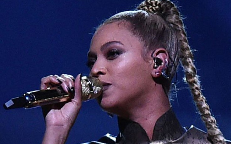 Mặc cho tai bị chảy máu, Beyonce vẫn biểu diễn hết mình trên sân khấu