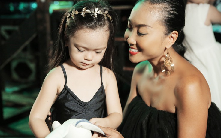 Linh Nga, Đoan Trang ôm hôn con đêm bế mạc 'Vietnam Junior Fashion Week'