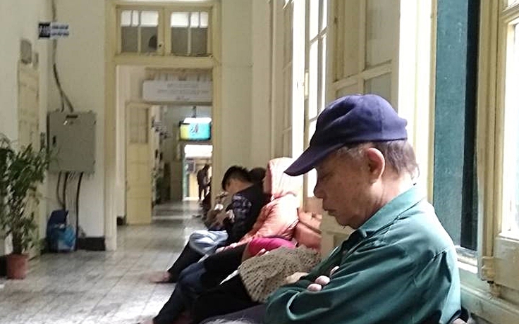 Nóng trên mạng xã hội: Xúc động với hình ảnh 'tình già' ở bệnh viện