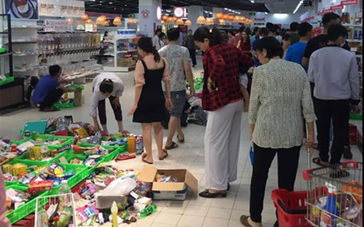 Nóng trên mạng xã hội: Xấu hổ chuyện khách hàng 'càn quét' siêu thị Auchan