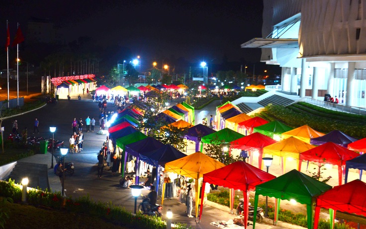 Chợ đêm làng đại học: Điểm hẹn kinh doanh của sinh viên