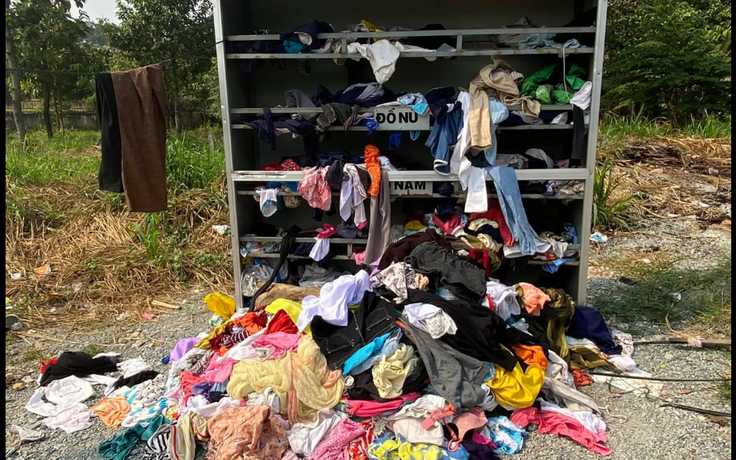 Dân mạng bức xúc hình ảnh tủ quần áo từ thiện giữa Sài Gòn bị lục tung