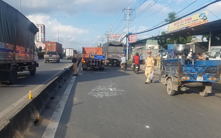 TP.HCM: Tông vào đuôi xe ben thu gom đất, 1 người chết thương tâm