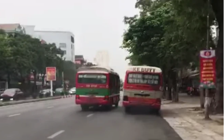 Cư dân mạng quan tâm: Hai xe buýt tạt đầu, chèn ép nhau trên phố