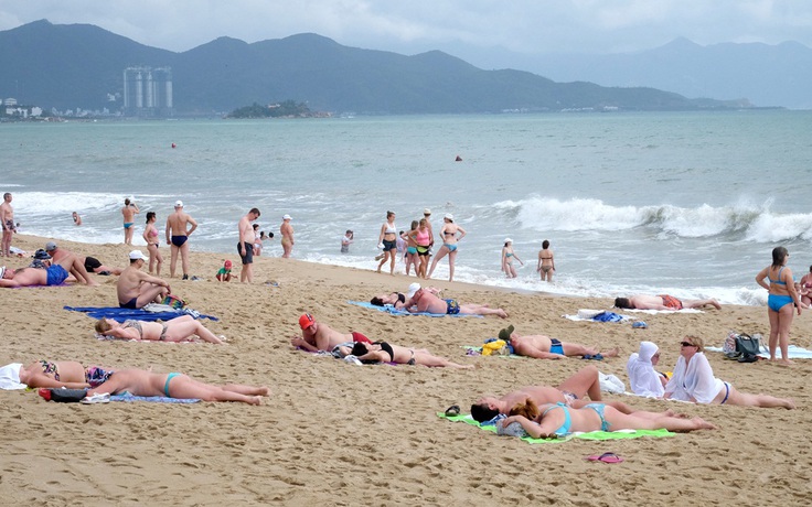 Như chưa hề có dịch Covid-19: Biển Nha Trang tấp nập khách nước ngoài