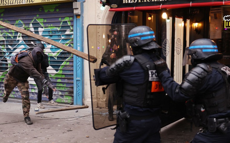 Cảnh sát Pháp trấn áp người biểu tình bạo lực chống cải cách lương hưu