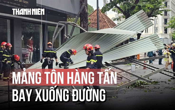 Kinh hoàng mảng tôn hàng tấn bị gió cuốn bay xuống đường giữa giờ cao điểm