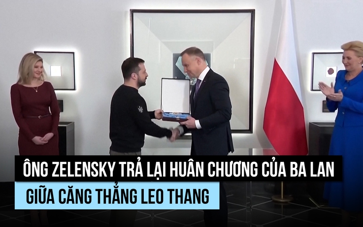 Ông Zelensky cùng loạt quan chức Ukraine trả lại huân chương cho Ba Lan