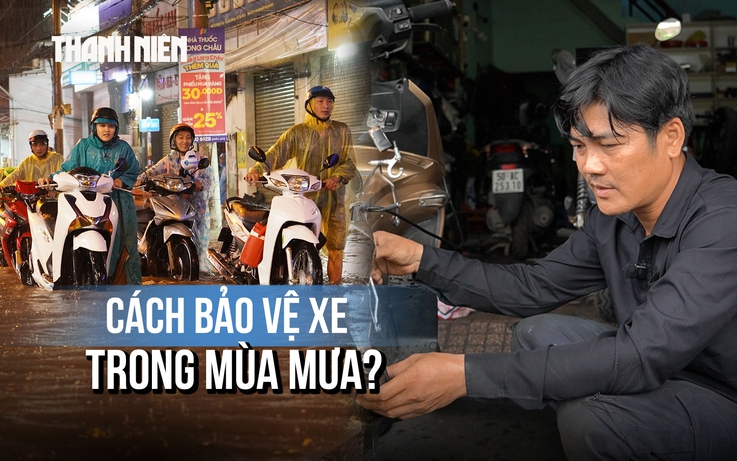 Mưa trắng trời ở TP.HCM, chủ tiệm sửa xe làm điều bất ngờ: Chỉ khách cách… bớt phải quay lại tiệm