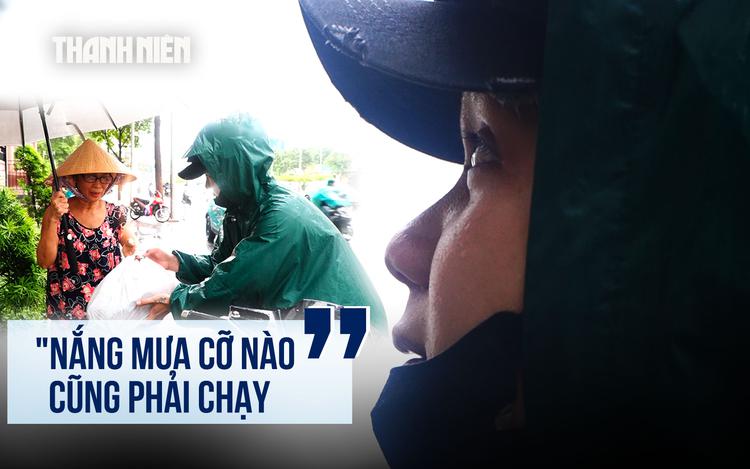 Mưa lớn ập xuống, câu nói của nam shipper nuôi con 8 tháng khiến nhiều người nghẹn lòng