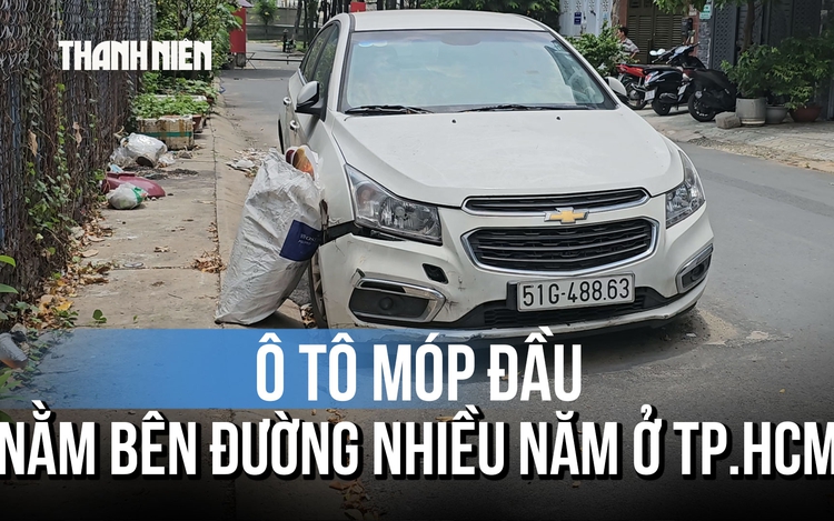 Bí ẩn ô tô móp đầu, xẹp 4 bánh nằm bên đường nhiều năm ở TP.HCM