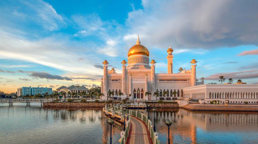 Tới thủ đô Brunei tham quan làng nổi, nhà thờ Hồi giáo, cung điện Hoàng gia