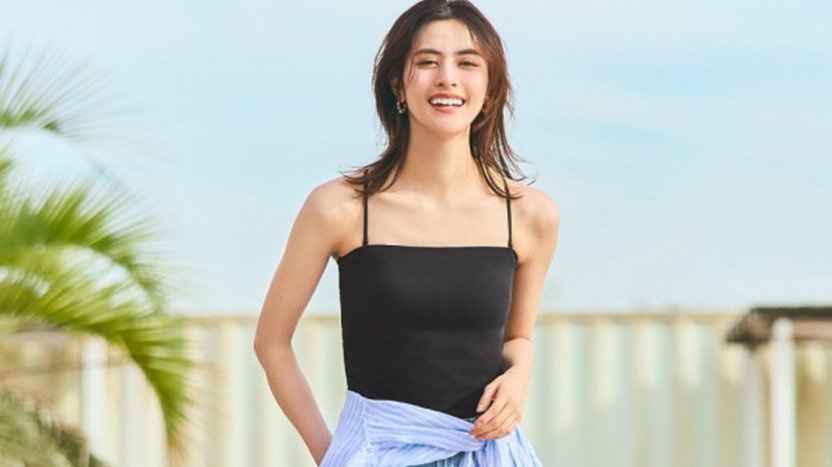 'Cặp bài trùng' áo hai dây và quần denim