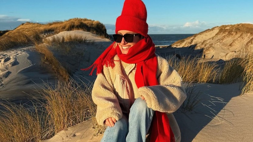 Sắc đỏ là điểm nhấn hoàn hảo cho trang phục mùa cuối năm