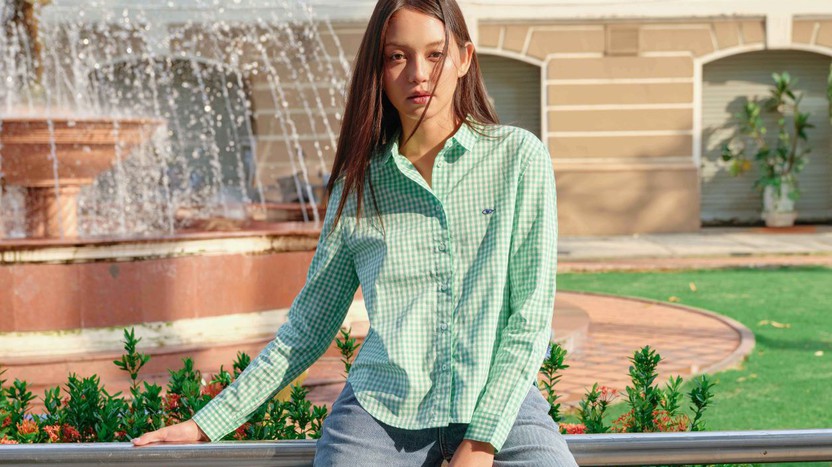 Diện mạo tươi trẻ, nổi bật cùng quần jeans và sơ mi họa tiết Gingham